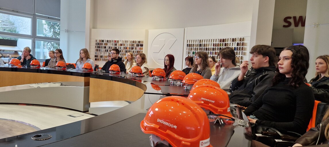 Studenci Architektury Wnętrz na szkoleniu w SWISS Krono Polska