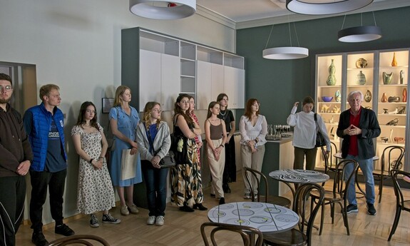 Grafiki Koła Projektowego UZ na stolikach w nowej kawiarence Muzeum Ziemi Lubuskiej